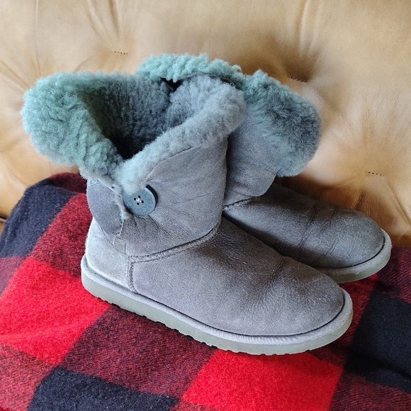 UGG Bailey II Boots-size 8 - Picture 5 of 10